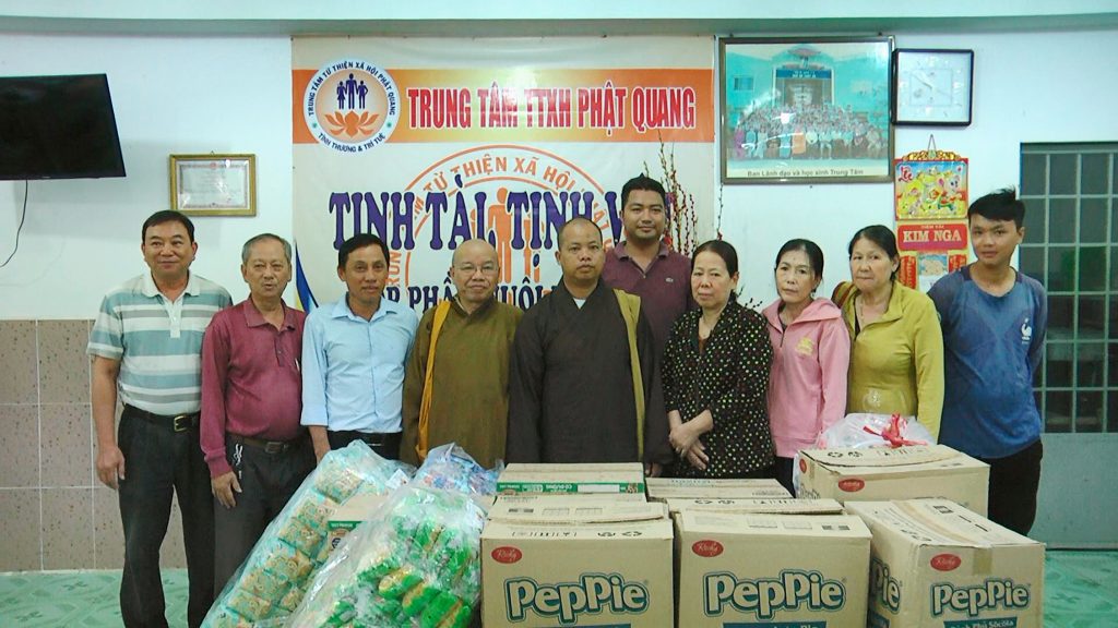 Kiên Giang: Đoàn Phật tử chùa Bửu Đức thăm và tặng quà cho Trung tâm TTXH Phật Quang