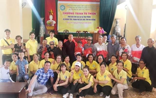 Hải Dương: CLB thiện nguyện Nhật Quang tặng quà bệnh nhân phong