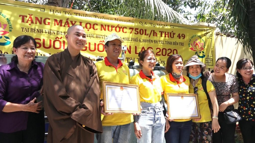 [Video] Bến Tre: Hội Từ thiện Tường Nguyên khám bệnh phát thuốc và trao tặng máy lọc nước