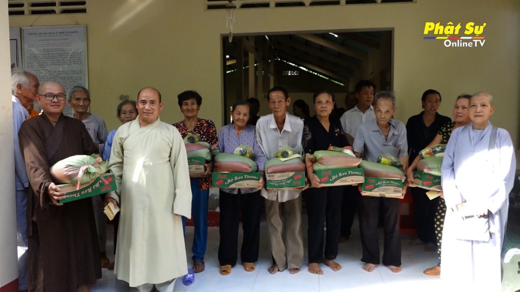 [Video] Bến Tre: Chùa Lương Viên trao tặng quà đến bà con có hoàn cảnh khó khăn xã Tân Trung
