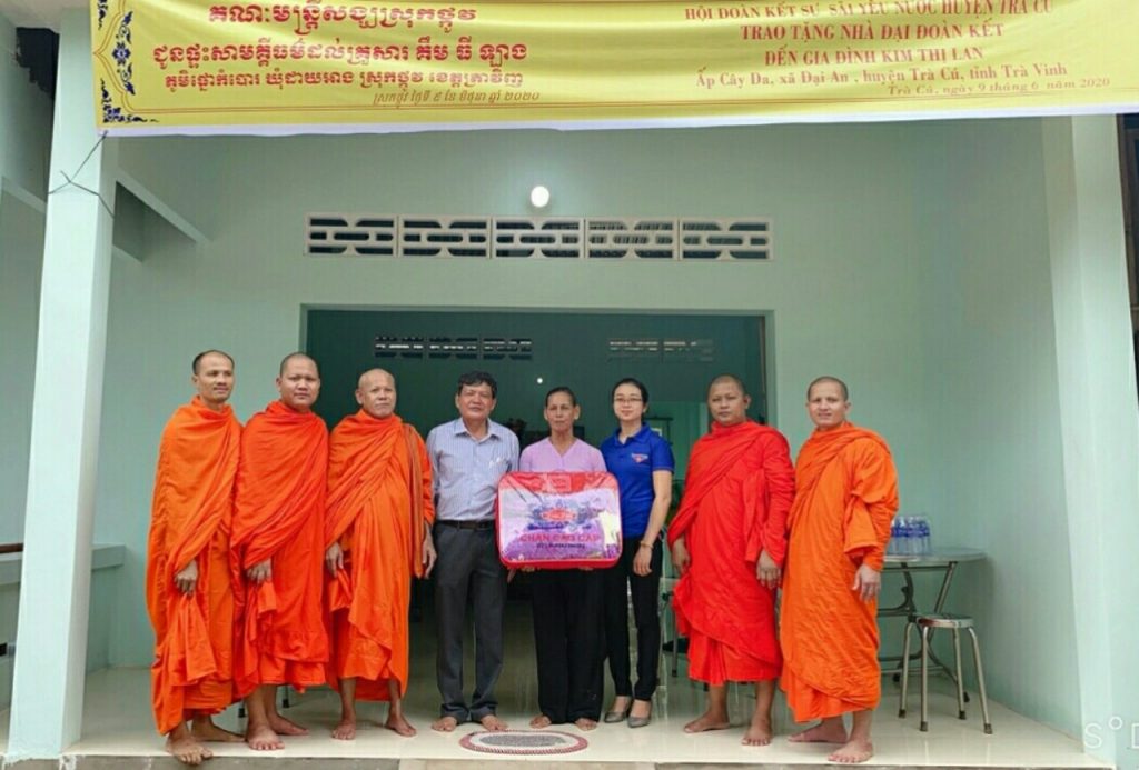 Trà Vinh: Hội Đoàn kết Sư sãi yêu nước huyện Trà Cú bàn giao nhà Đại đoàn kết số 17