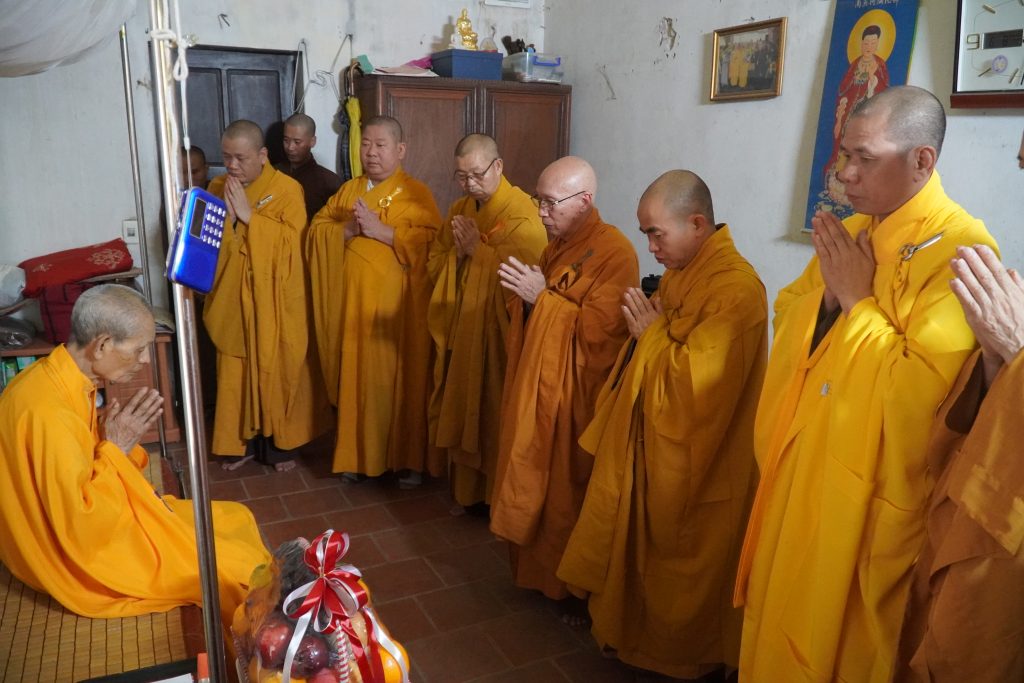 Hà Nội: Đại diện các hành giả an cư 18 trường hạ đỉnh lễ đức Đệ Tam Pháp chủ GHPGVN