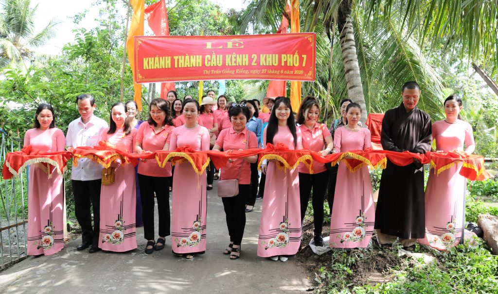 Kiên Giang: Nhóm từ thiện Sharing khánh thành cầu và trao quà cho bà con có hoàn cảnh khó khăn tại huyện Giồng Riềng