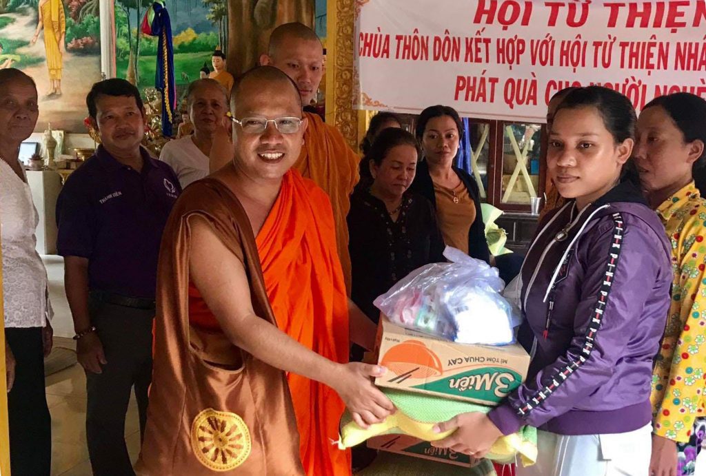 Kiên Giang: Chùa Thôn Dôn và hội từ thiện Nhân Ái tặng quà đến các hộ gia đình khó khăn
