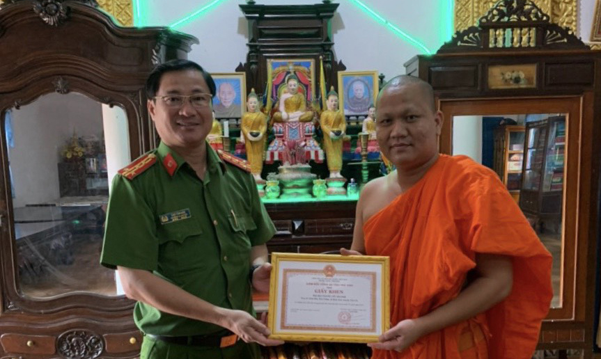 Trà Vinh: Công an tỉnh tặng giấy khen chùa Bãi Xào Giữa trong phong trào toàn dân bảo vệ ANTQ