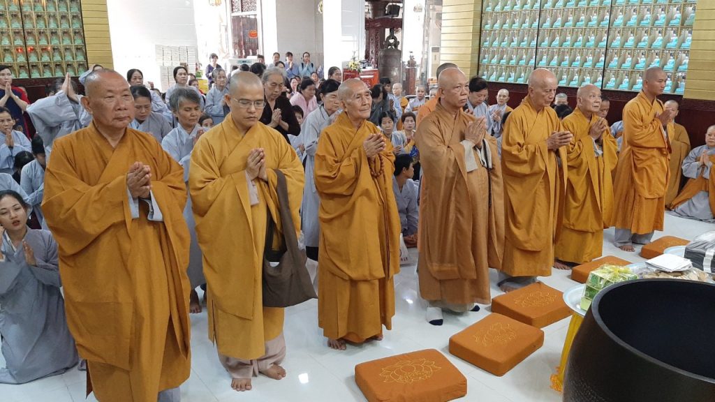 TP.HCM: Chùa Huyền Trang cúng dường 12 trường hạ