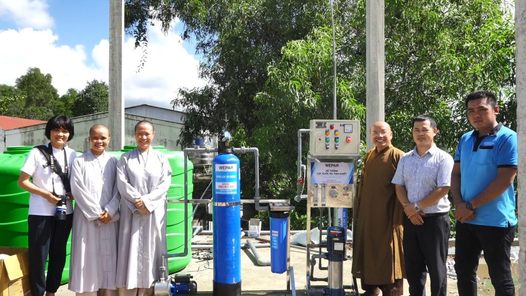Kiên Giang: Quỹ Phụng Sự (TP.HCM) trao tặng máy lọc nước cho Trung tâm TTXH Phật Quang