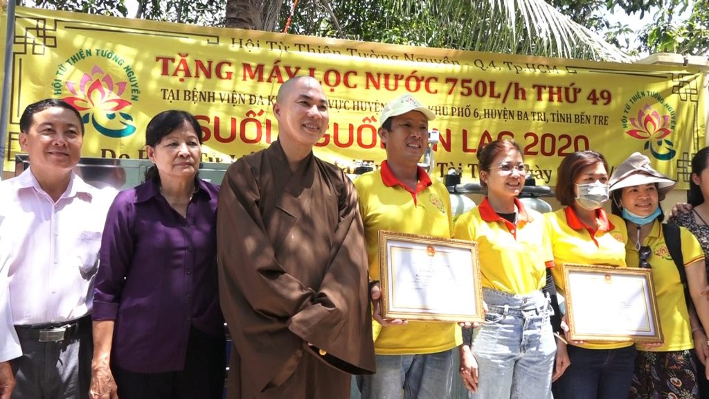 Bến Tre: Hội từ thiện Tường Nguyên khám bệnh, phát thuốc và trao tặng máy lọc nước đến bà con huyện Ba Tri