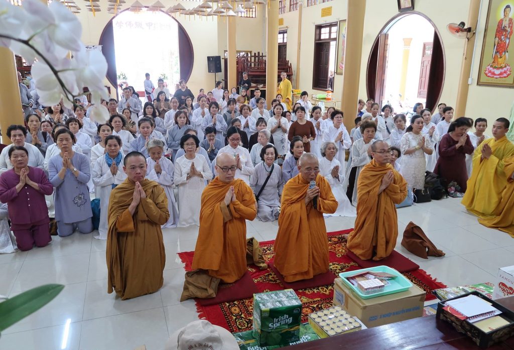 TX. Trung Tâm và PV. Minh Đăng Quang cúng dường các trường hạ miền Tây