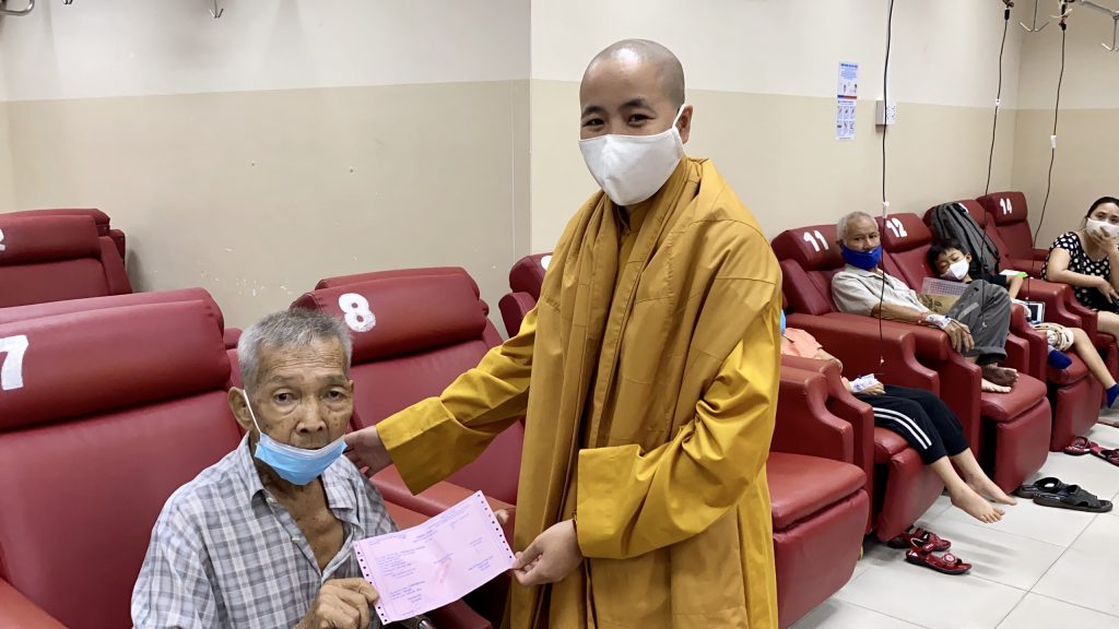 TP.HCM: Chùa Khuông Việt tặng cơm và hỗ trợ máu cho bệnh nhân có hoàn cảnh khó khăn