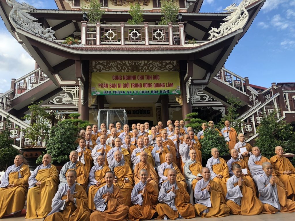 Long An: Đạo tràng An cư Kiết hạ chùa Hòa Bình cung đón Phân ban Ni giới Trung ương thăm và cúng dường