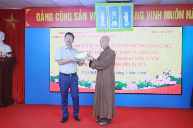 Thái Bình: Chùa Từ Xuyên thăm, tặng quà bệnh nhân tâm thần là người có công