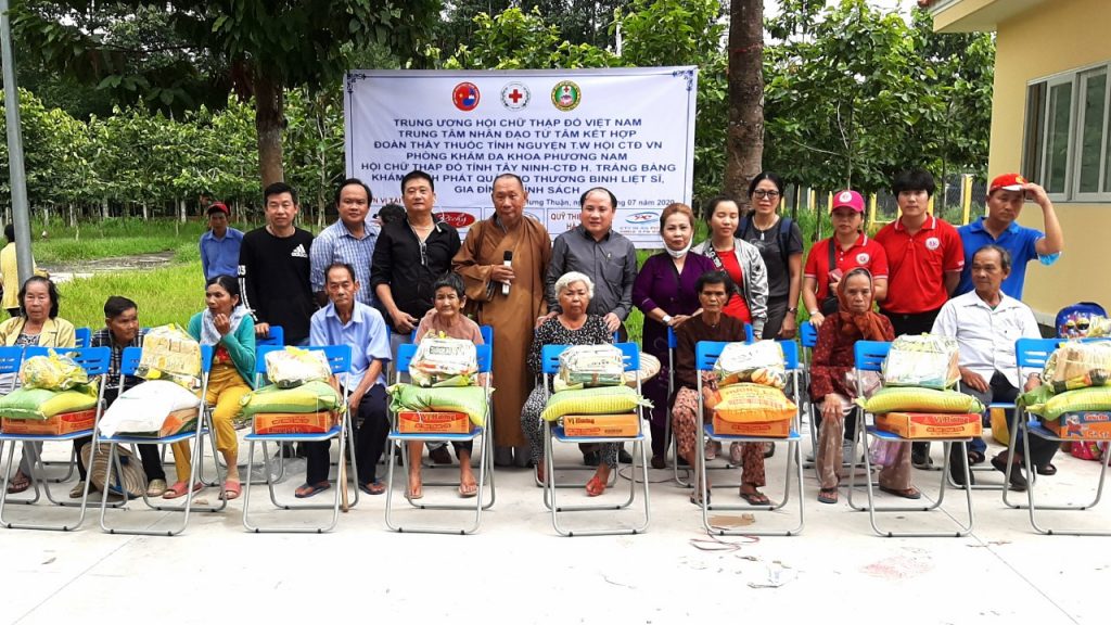 TP.HCM: Chùa Huyền Trang khám bệnh, phát thuốc miễn phí và trao quà cho gia đình chính sách