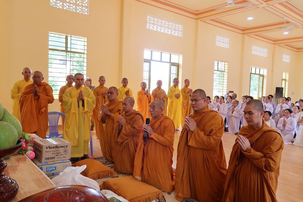 Thăm viếng và cúng dường các trường hạ miền Đông Nam Bộ