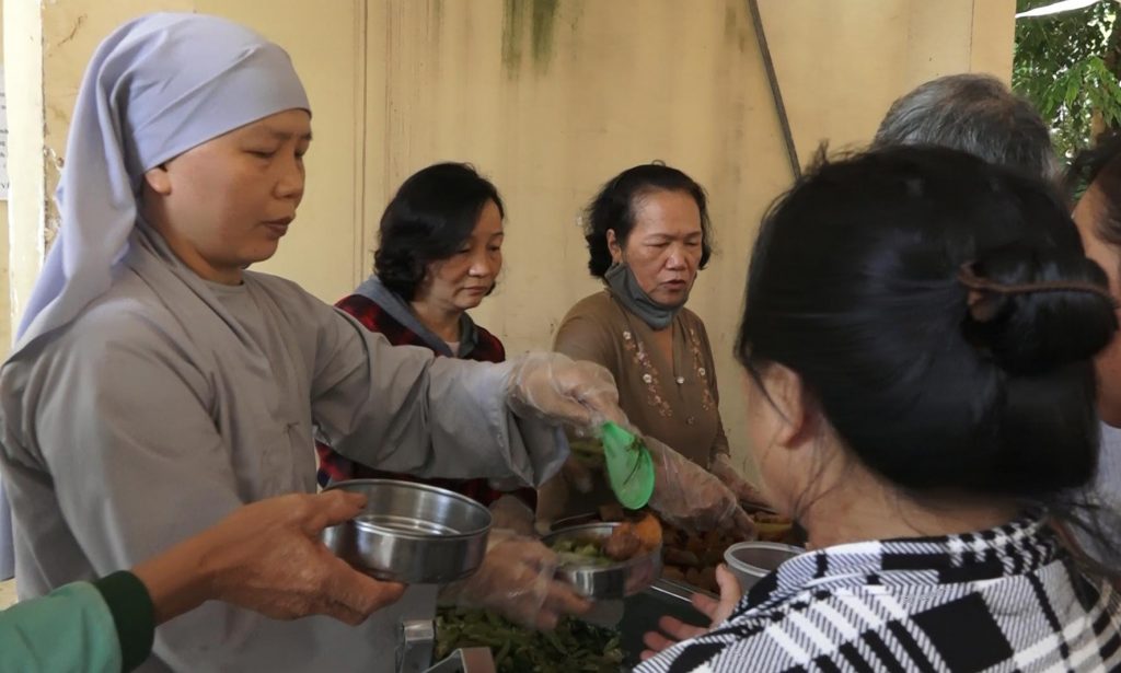 Bình Phước: Chùa Quang Minh trao tặng cơm chay tại các bệnh viện trong tỉnh