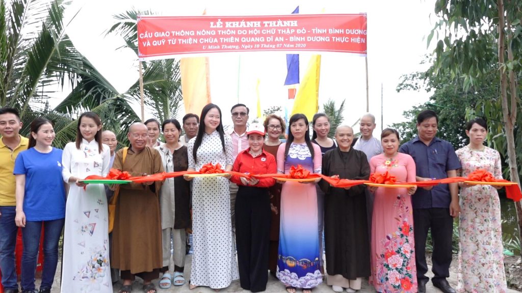 Kiên Giang: Hội từ thiện chùa Thiên Quang bàn giao cầu nông thôn và trao nhà An cư Lạc nghiệp