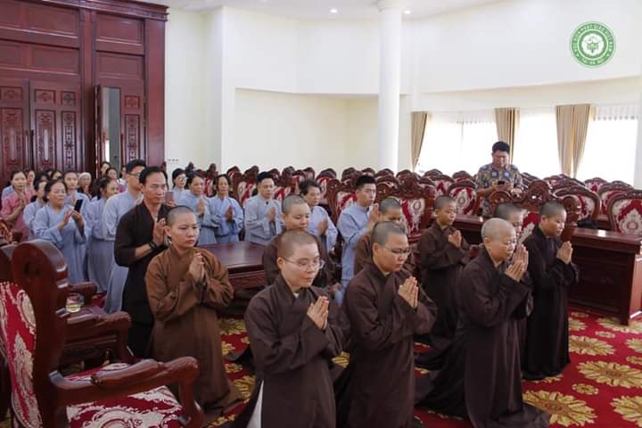 Hà Nội: Chư hành giả Ni chúng Trường hạ Tăng Phúc cùng đoàn Phật tử tỉnh Thanh Hóa cúng dường Học viện PGVN