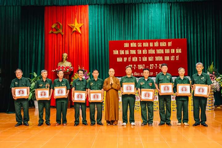 Hà Nam: Chư Tăng chùa Tam Chúc trao tặng quà các bác Thương bệnh binh tại Trung tâm điều dưỡng