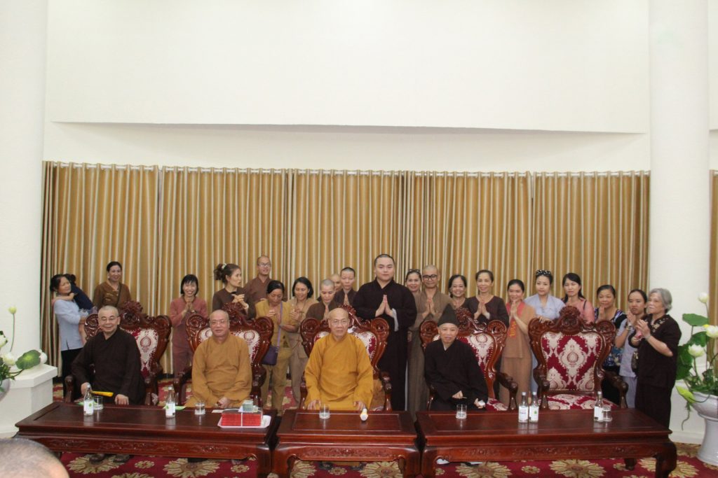 Hà Nội: HT. Thích Quảng Tùng cùng đoàn Phật tử cúng dường hạ trường Học viện Phật giáo Việt Nam