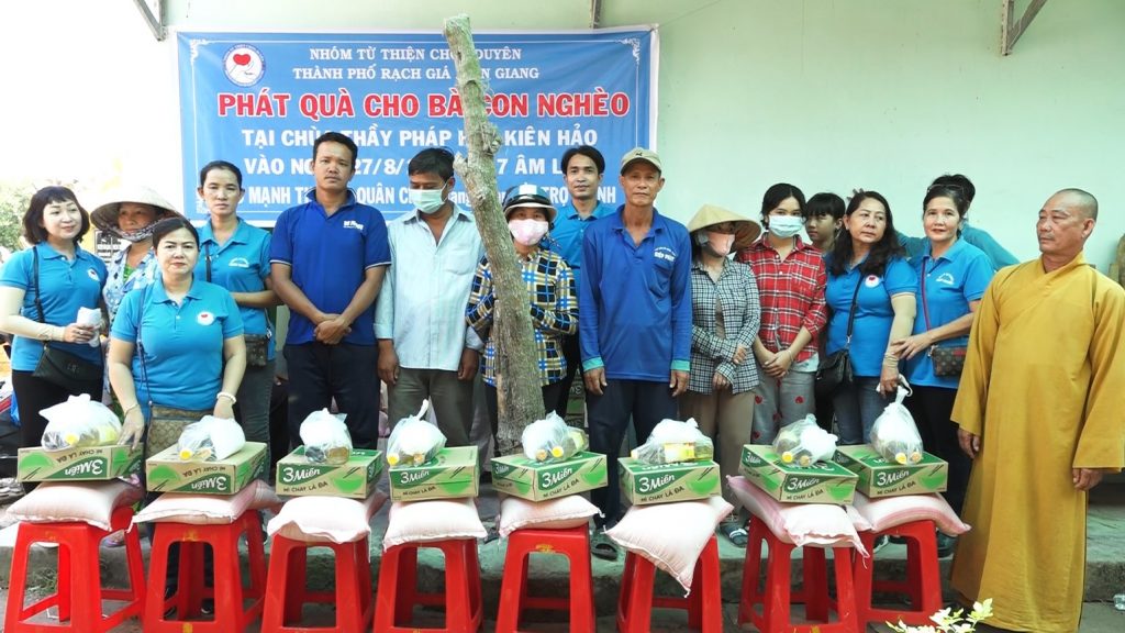 Kiên Giang: Đoàn từ thiện Chơn Duyên trao tặng quà tại chùa Pháp Hòa