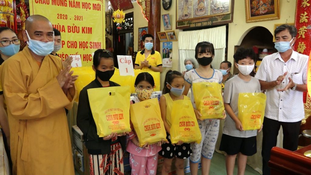 Kiên Giang: Chùa Bửu Kim trao tặng tập cho học sinh hiếu học