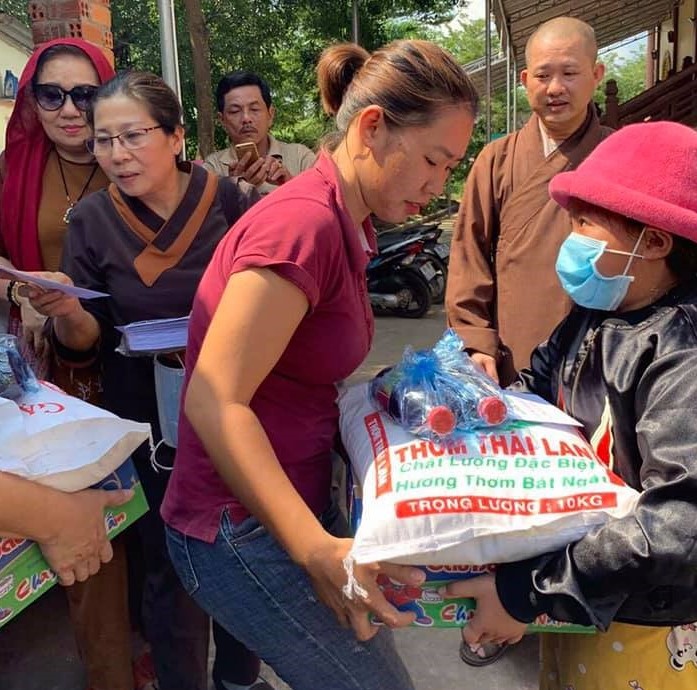 Bình Thuận: Tổ đình Quảng Ân và chùa Kim Linh trao quà từ thiện mùa Vu lan