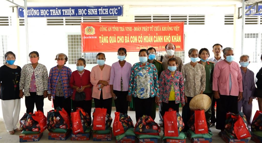 Trà Vinh: Đạo Tràng chùa Khuông Việt trao tặng hơn 200 phần quà đến bà con có hoàn cảnh khó khăn huyện Trà Cú