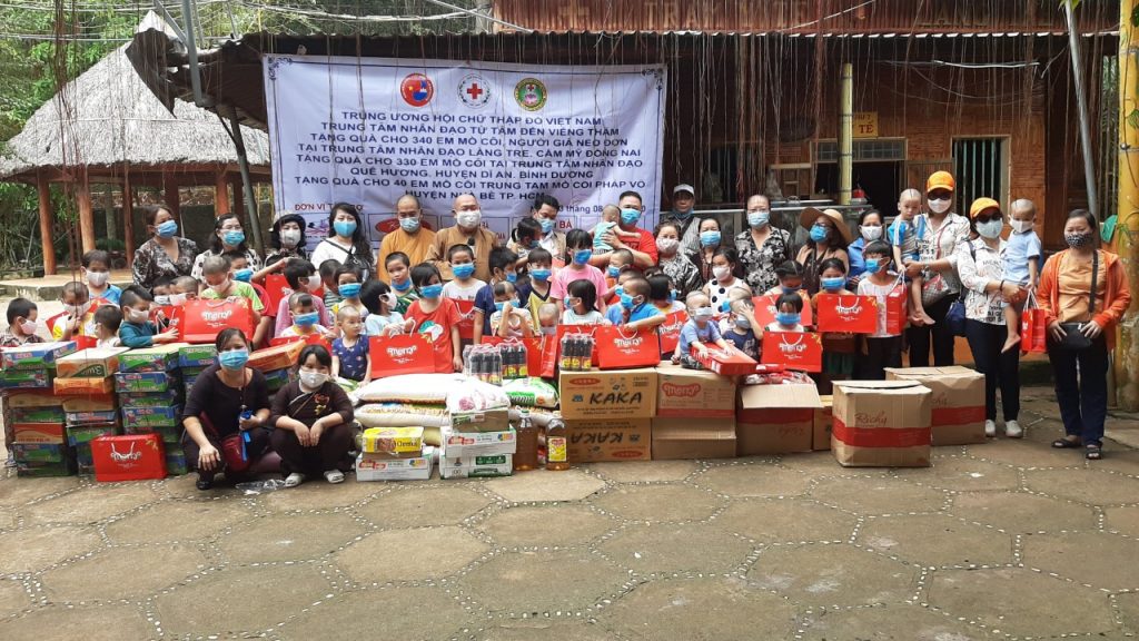 TP. HCM: Trung tâm nhân đạo Từ Tâm phát quà trẻ mồ côi và cúng dường trường hạ