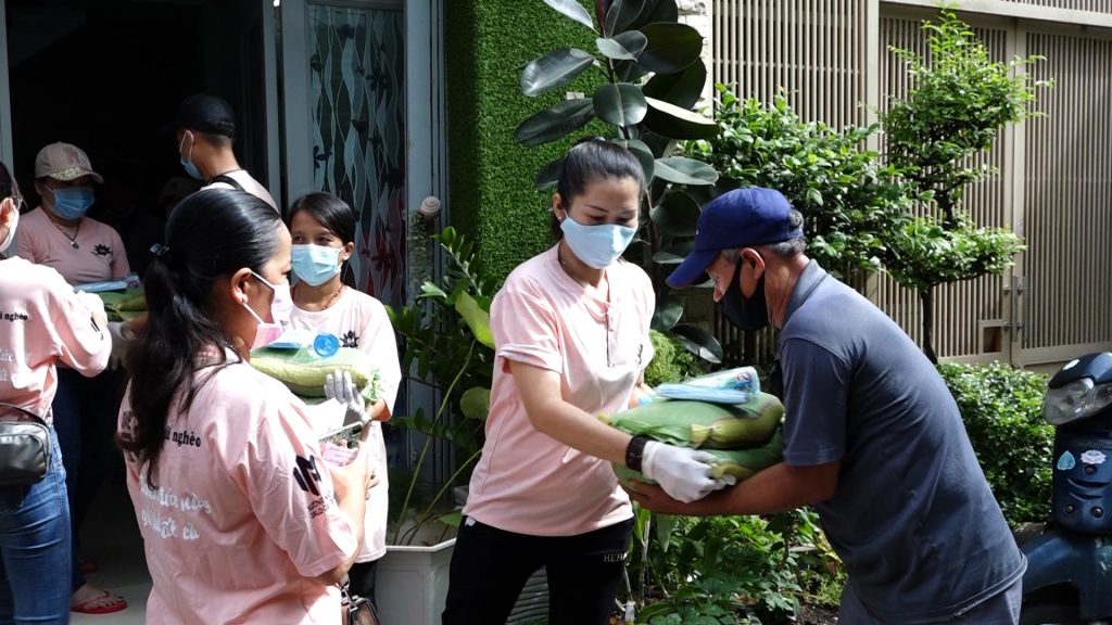 TP. HCM: Nhóm Phật tử Hoa Từ Bi tặng quà cho bà con có hoàn cảnh khó khăn trong dịch bệnh Covid-19