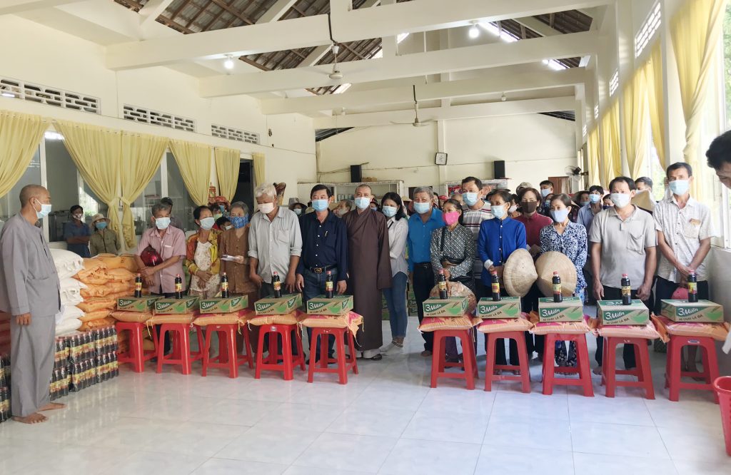 Tiền Giang: Chùa Phước Ân tặng quà từ thiện mùa Vu lan năm 2020