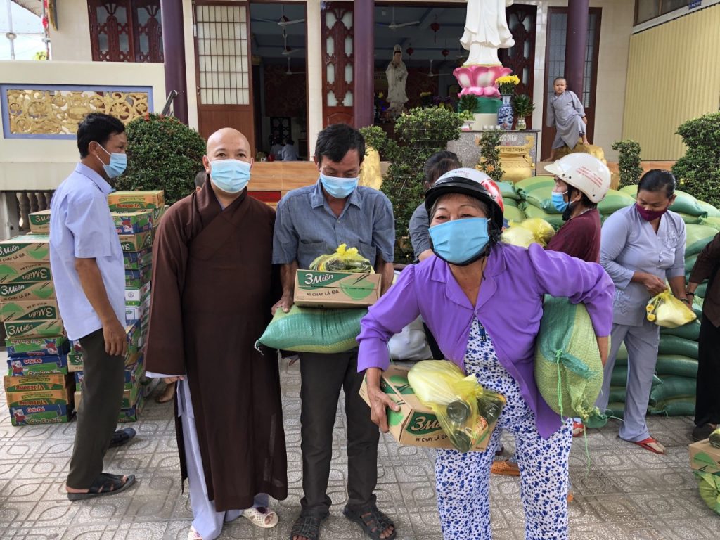Tiền Giang: Chùa Huệ Quang tặng quà đến các hoàn cảnh khó khăn nhân mùa Vu lan PL.2564
