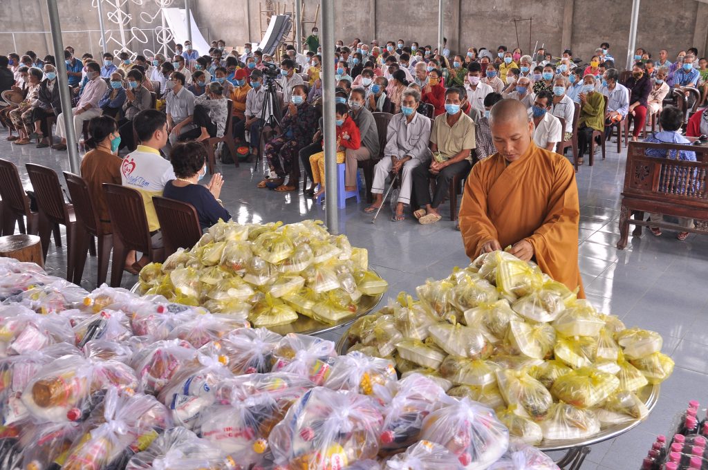 Tiền Giang: Chùa Sắc tứ Long An tặng quà từ thiện mùa Vu lan