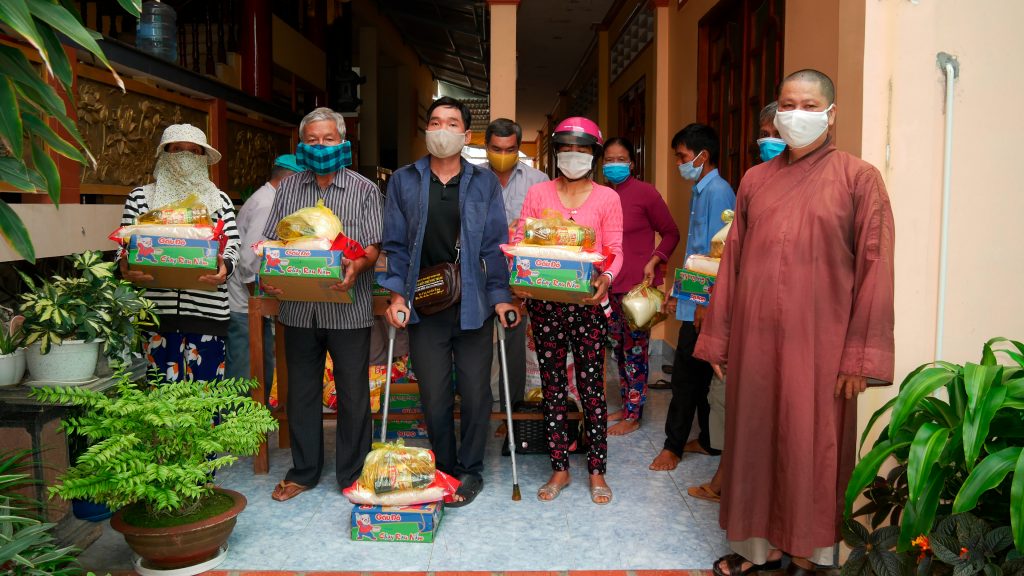 Tiền Giang: Chùa Linh Sơn tặng quà cho các hoàn cảnh khó khăn trong mùa dịch bệnh