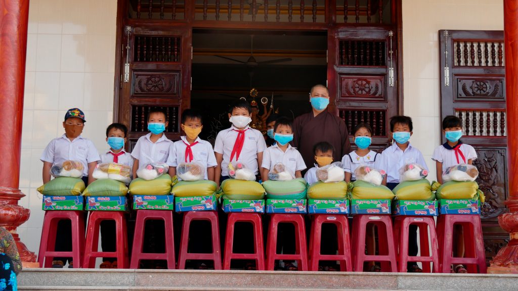 Tiền Giang: Chùa Linh Sơn tặng quà đến học sinh và bà con gặp khó khăn nhân mùa Vu lan Báo hiếu
