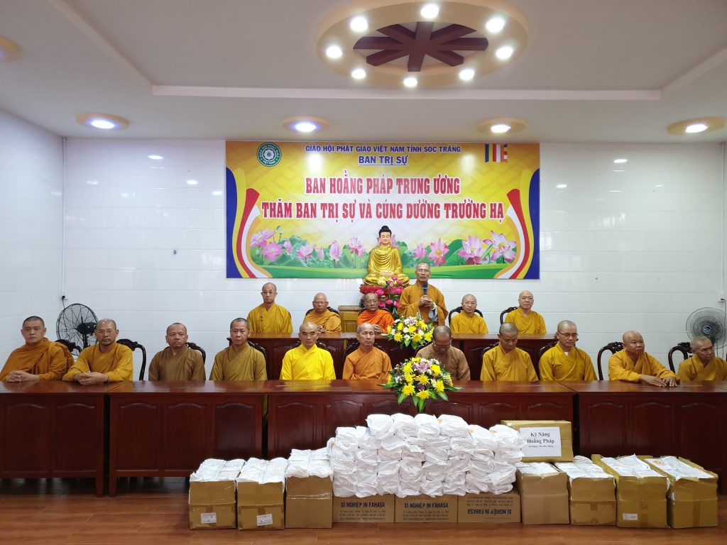 Ban Hoằng pháp TƯ thăm và cúng dường trường hạ các tỉnh miền Tây