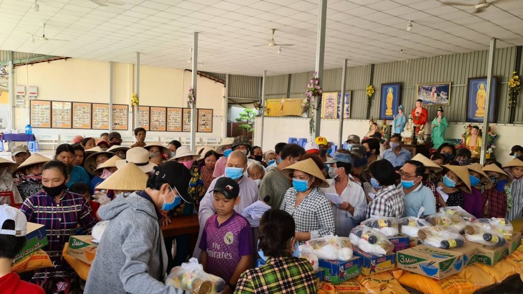 Tiền Giang: Chùa Nam An tặng 300 phần quà đến các hoàn cảnh khó khăn nhân mùa Vu lan Báo hiếu