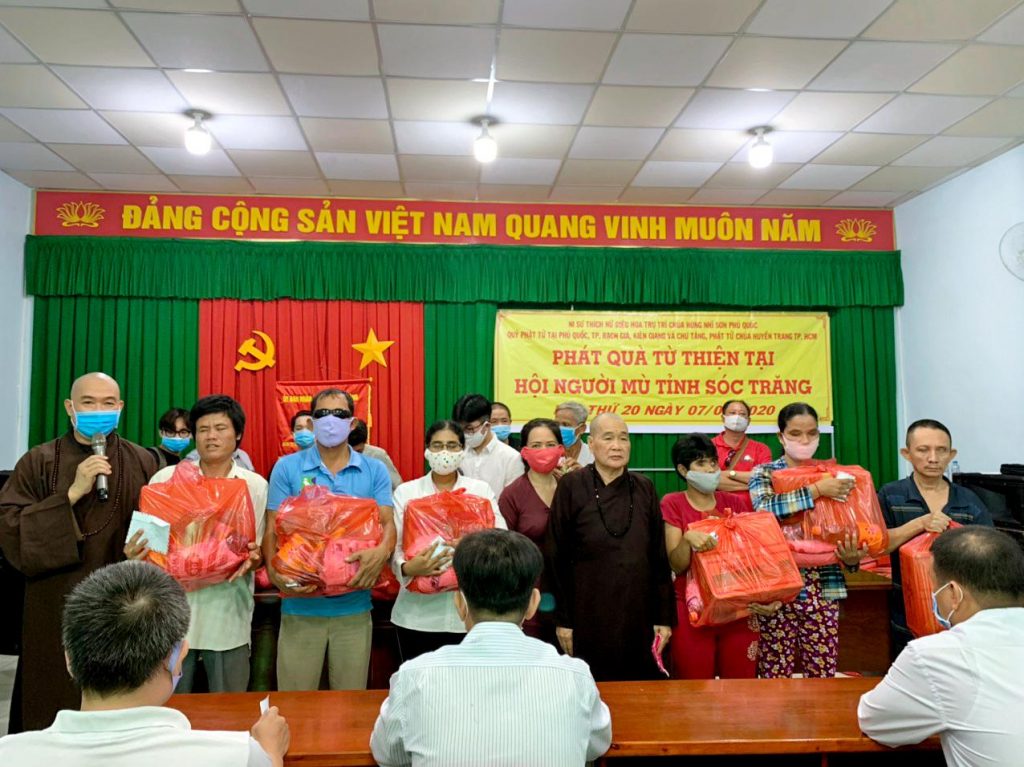 Sóc Trăng: Đoàn từ thiện chùa Hùng Nhĩ Sơn trao tặng quà đến bà con có hoàn cảnh khó khăn