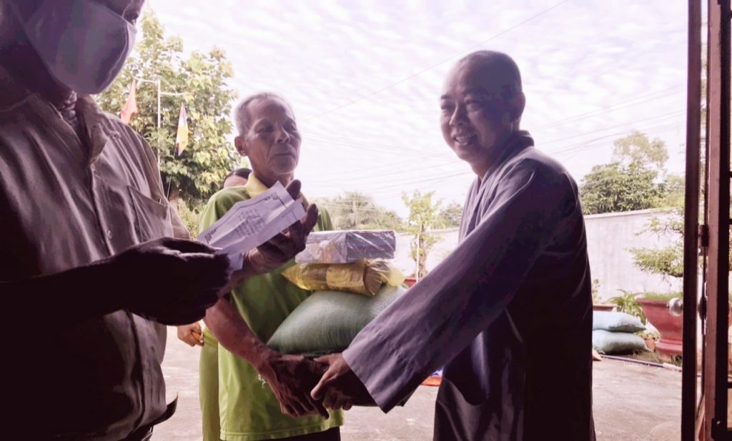 Vĩnh Long: Chùa An Thạnh hỗ trợ bà con vượt qua mùa dịch COVID-19