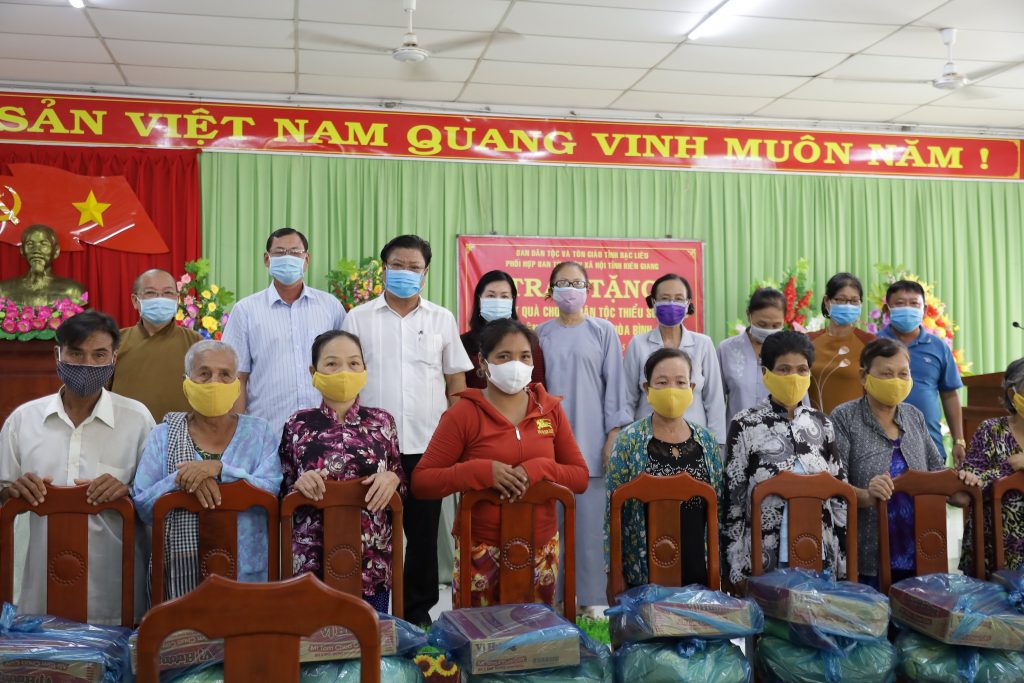 Bạc Liêu: Ban Từ thiện Xã hội tỉnh Kiên Giang tặng quà cho hộ dân tộc thiểu số có hoàn cảnh khó khăn tại huyện Hòa Bình