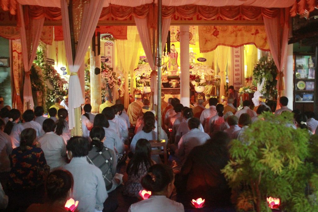 Đồng Tháp: Lễ Bố tát và thắp nến tri ân cố Trưởng lão HT. Thích Thiện Huệ