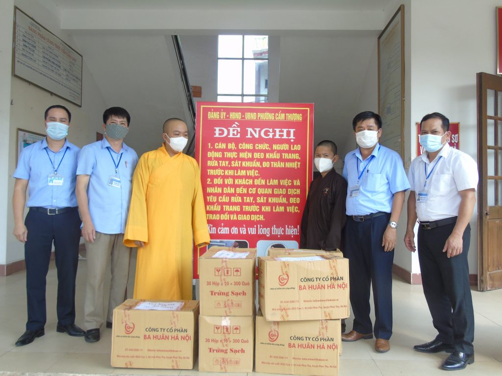 Hải Dương: Chùa Linh Thông tặng quà cho Ban chỉ đạo phòng chống dịch Covid-19 và khu dân cư bị cách ly xã hội