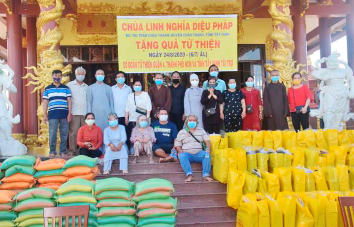 Tây Ninh: Chùa Linh Nghĩa Diệu Pháp tặng quà trong đại dịch COVID-19