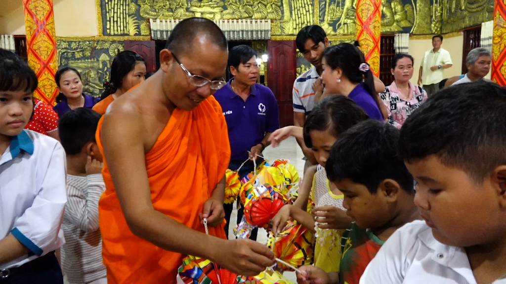 Kiên Giang: Chùa Thôn Dôn và hội từ thiện Nhân Ái tặng 100 phần quà cho các em học sinh vui ngày Tết Trung thu