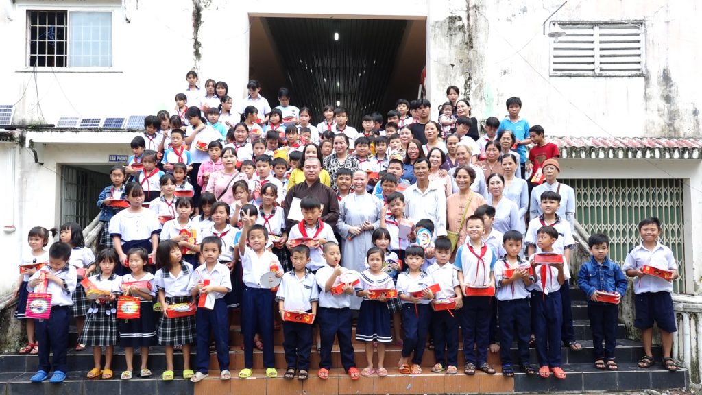 Kiên Giang: Chùa Bửu Khánh trao quà Trung thu cho các em học sinh tại trung tâm TTXH Phật Quang