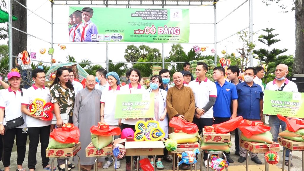 Kiên Giang: Nhóm thiện nguyện xã hội La Hầu La trao tặng quà và khám bệnh tại chùa Giang Thành