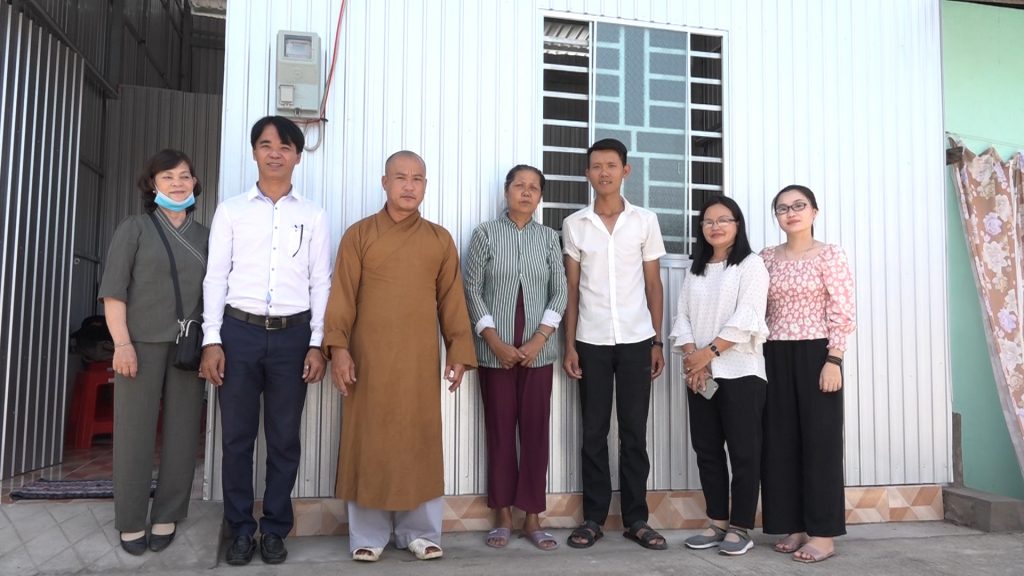 Kiên Giang: Đoàn từ thiện Thanh Tâm trao tặng tập, sách cho học sinh và bàn giao nhà tình thương