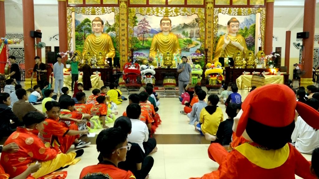 Đồng Tháp: Chùa Quê Hương tổ chức đêm "Trung Thu Yêu Thương" và trao tặng 1.200 phần quà cho các em thiếu nhi