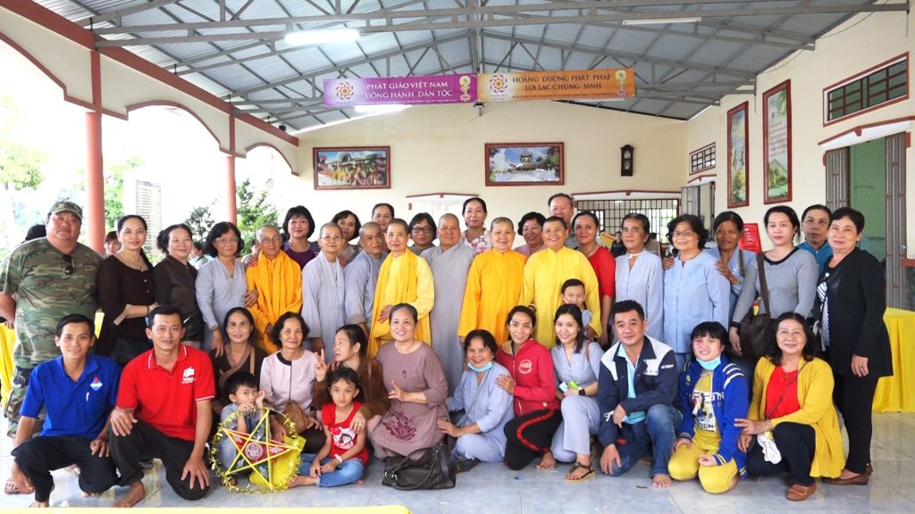 Kiên Giang: Tặng quà cho bà con có hoàn cảnh khó khăn và các em thiếu nhi tại chùa Bửu Quang