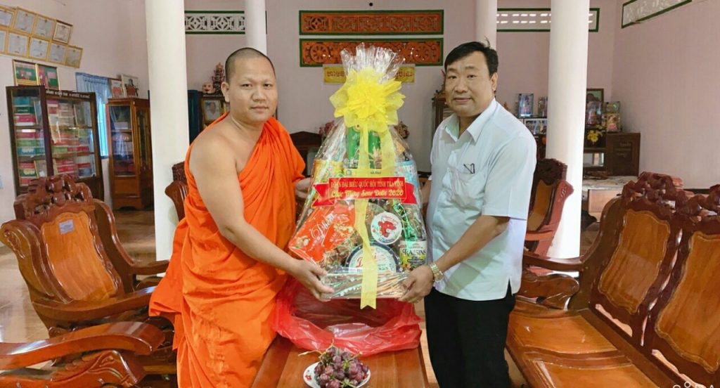 Trà Vinh: Đoàn Đại biểu Quốc hội tỉnh thăm và chúc mừng lễ Sêne Đônta