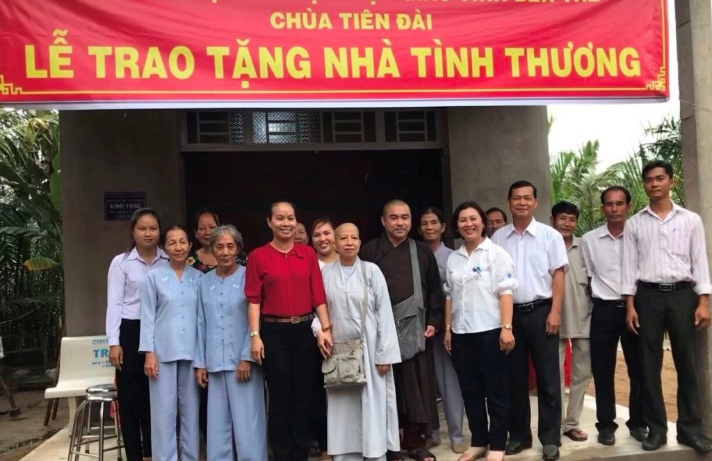 Bến Tre: Chùa Tiên Đài kết hợp Ban Từ thiện xã hội GHPGVN tỉnh trao tặng nhà tình thương